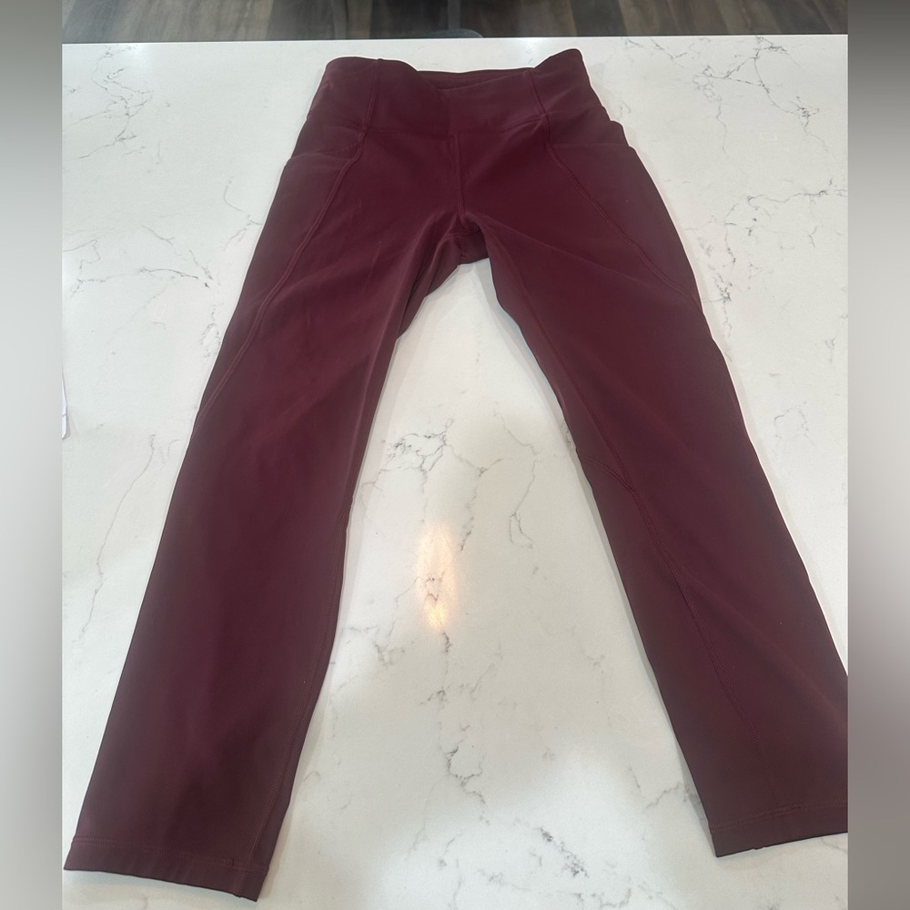 Lululemon size 6 leggings Time to Sweat 23 inch
Euc